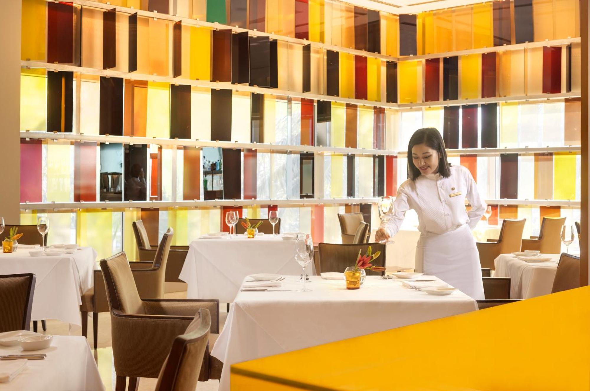 The Oberoi Mumbai Hotel Exterior foto A restaurant in a hotel